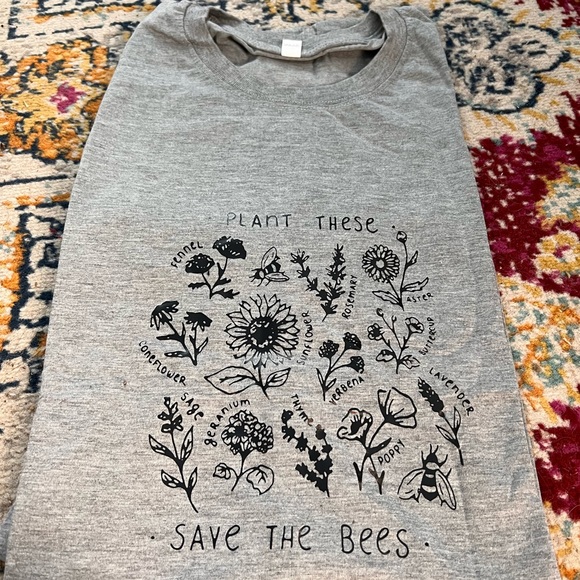 🎈🎈NWT BEE KIND T-SHIRT - Picture 1 of 6